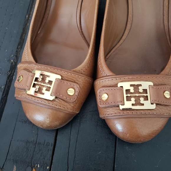 Tory Burch Women's 8 Tan Leather Wedge Heel Flats Shoes Gold Hardware Designer - Picture 8 of 10